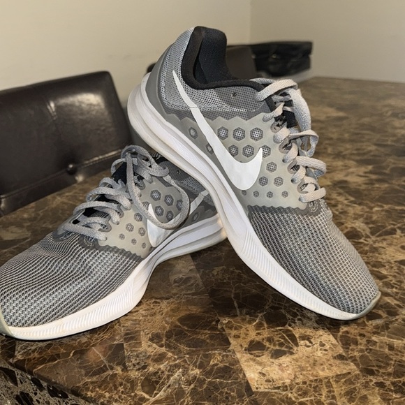 Nike running (UNISEX)
Size 7
Excellent conditions - Picture 3 of 6